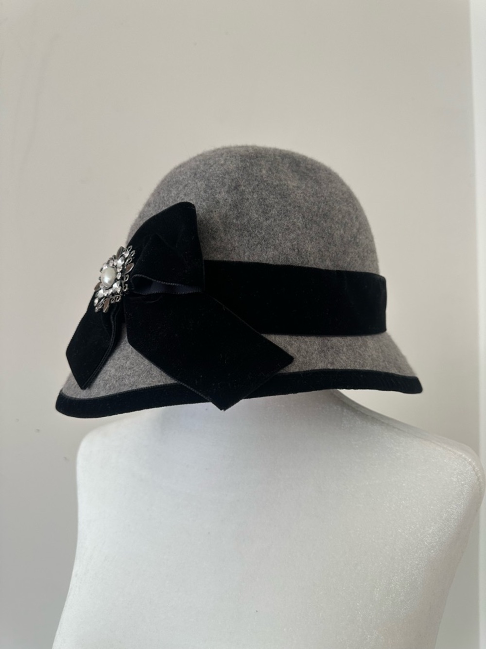 Gray Wool Cloche Hat Black Velvet Trim Bow Rhinestone Brooch NWT Vintage Style